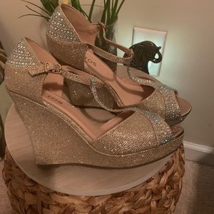 Sparkly 2-tone wedge heel shoe! See pics below!
